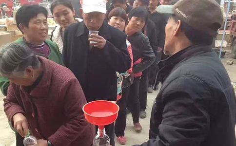 四川散酒十大名牌那些些？賣散酒一年能賺多少？河南散白酒批發(fā)就選醉開心散酒廠家！